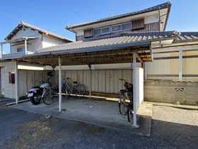 西条ロイヤルハイツの駐輪場