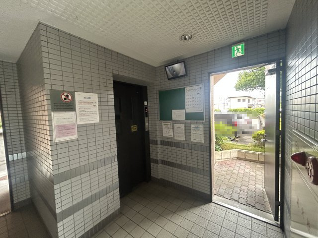 シャルマンフジ岩出参番館のエントランス