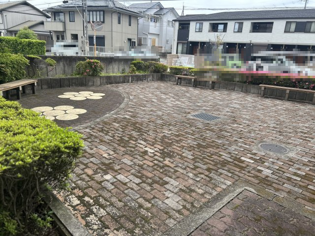 シャルマンフジ岩出参番館のエントランス