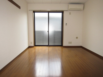 【居間・リビング】 | フロランス東助松 | こちらの居間で趣味の時間をお楽しみください