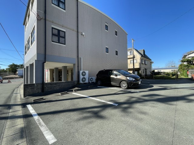 ツルビルの駐車場