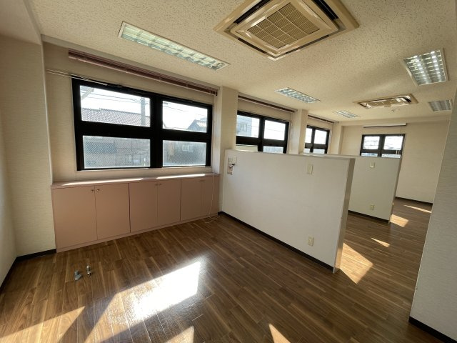 ツルビルの内装