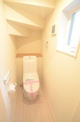 【トイレ】 | 綾瀬市深谷南1丁目 新築戸建て 全1棟【仲介手数料無料】 | 1階