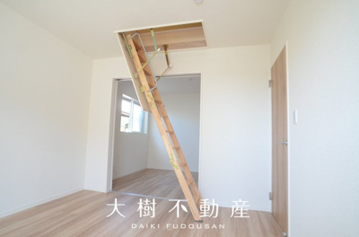 【洋室】 | 綾瀬市深谷南1丁目 新築戸建て 全1棟【仲介手数料無料】 | 2階　洋室1（7.0帖）小屋裏収納