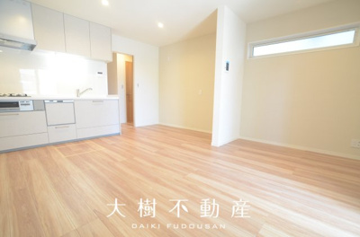 【居間・リビング】 | 綾瀬市深谷南1丁目 新築戸建て 全1棟【仲介手数料無料】 | □■当社なら諸費用を最大限削減できます■□