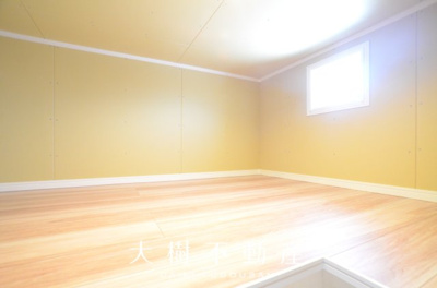 【洋室】 | 綾瀬市深谷南1丁目 新築戸建て 全1棟【仲介手数料無料】 | 2階　洋室1（7.0帖）小屋裏収納