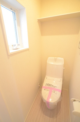 【トイレ】 | 綾瀬市深谷南1丁目 新築戸建て 全1棟【仲介手数料無料】 | 2階