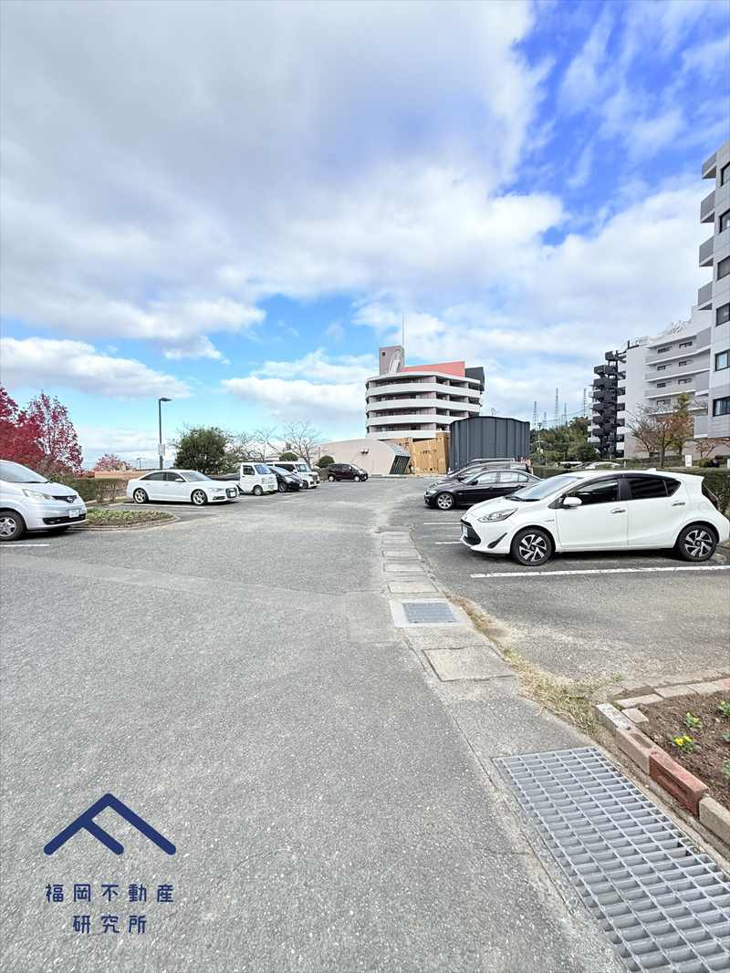 デュオ柏原11号棟の駐車場