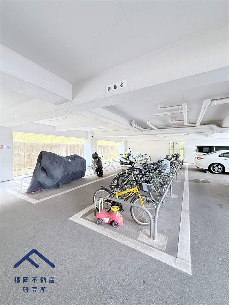 デュオ柏原11号棟の駐車場