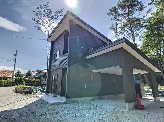 遊び倒すペレットな暮らしの外観|車は屋根がしっかりあるので汚れにくくなりますね！