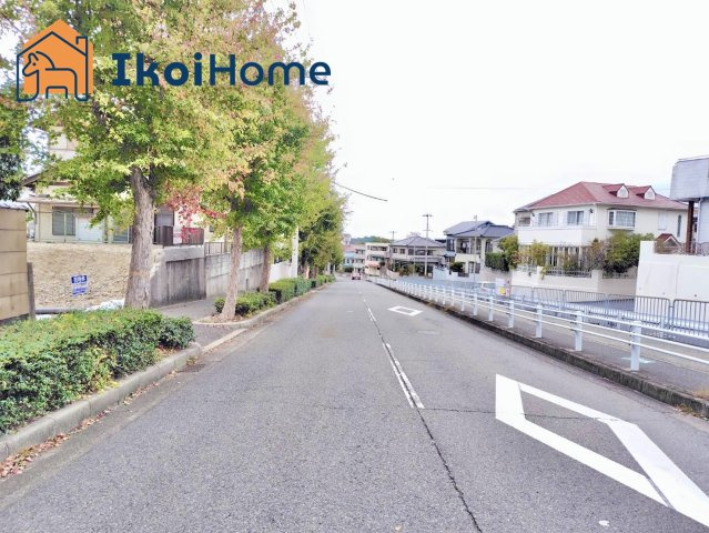 神戸市西区大津和1丁目　土地の前面道路含む現地写真|"前面道路は約14M幅で広々しています。駐車がし易く、車の対面のすれ違いも楽にできます。
"