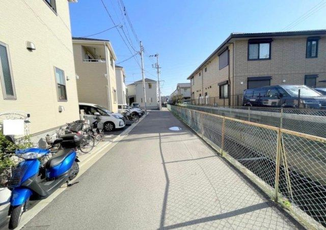 北岸和田１丁目　中古一戸建ての前面道路含む現地写真|前面道路含む現地写真　幅員4ｍ
■物件内覧・資金計画相談・住宅ローン相談、リフォーム相談、お問合せ受付中■
※当日・翌日のご内覧、ご相談はお電話でのお問合せがスムーズです！