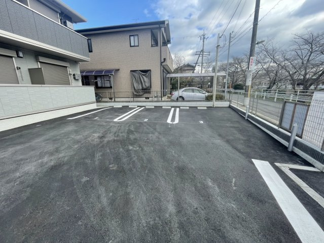 プラナス新大宮の駐車場