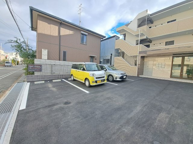ルーセス甲子園の駐車場