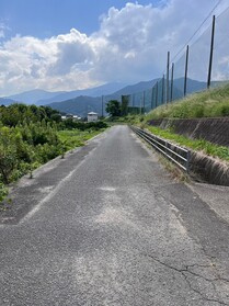 売土地の前面道路含む現地写真