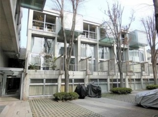 【外観】 | リフュージュ・オー・フォレストN棟 | 鉄筋コンクリート造のがっちりとした建物。