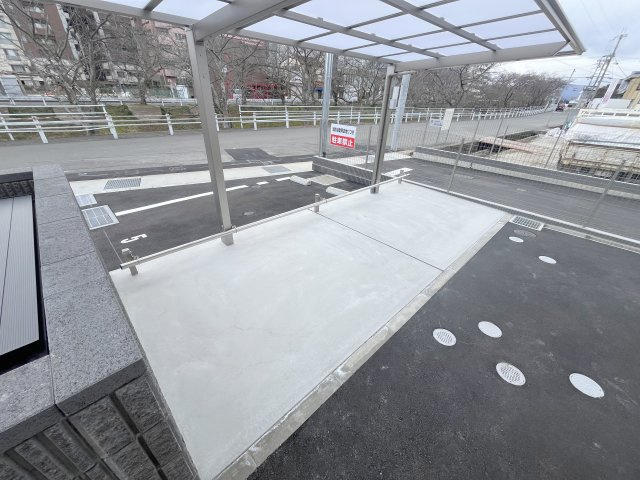 プラナス新大宮の駐車場
