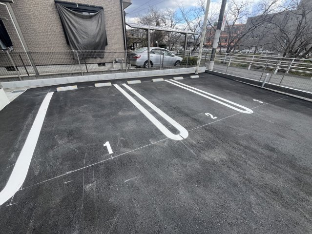 プラナス新大宮の駐車場