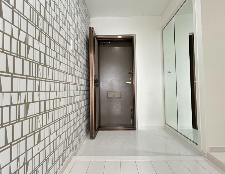 グレース嵐山の玄関|シューズボックスが備え付けの玄関。ご家族の靴がスッキリ片付き気持ちよくご家族やお客様をお出迎え♪
大きな鏡も嬉しいですね♪