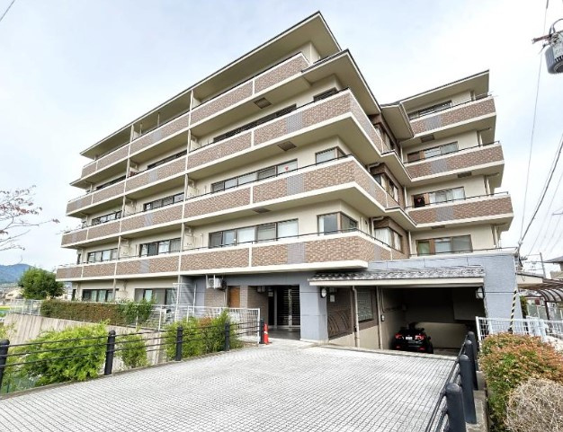 グレース嵐山の外観|R６年１０月リフォーム済み！
キッチン・お風呂・洗面・トイレ…等新調！
ご内覧いただけます！