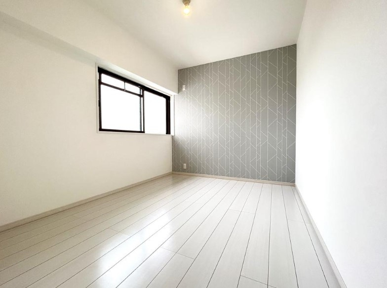 グレース嵐山の洋室|洋室は清潔感あるフローリングでお部屋も明るい雰囲気に！