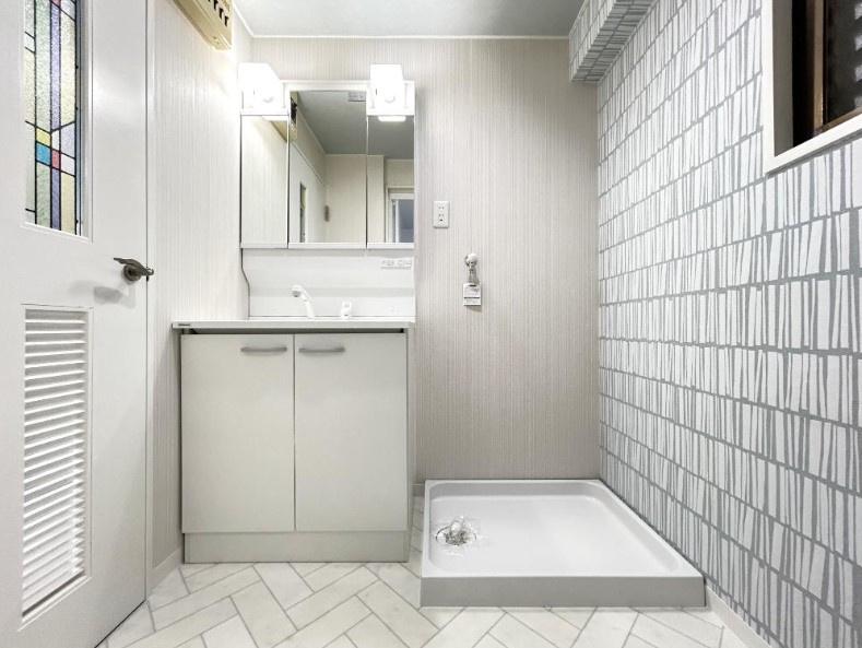 グレース嵐山の洗面所|ミラーキャビネットのため、メイク用品や洗顔小物などのスッキリ収納できます！