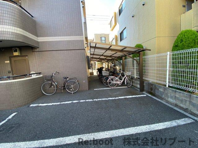 ニューアネックスの駐車場