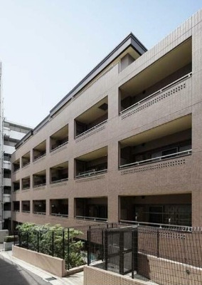 【外観】 | コンフォリア下落合 | 鉄筋コンクリート造のがっちりとした建物。