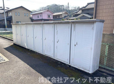 【その他】 | クィーンズヴィラ　A棟 | 外に物置あり　