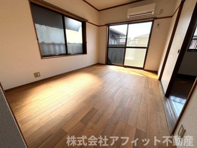 【居間・リビング】 | クィーンズヴィラ　A棟 | 洋室6帖　※左右反転イメージです