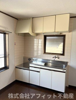 【キッチン】 | クィーンズヴィラ　A棟 | 吊戸棚付き　※左右反転イメージです