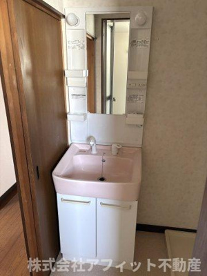 【洗面所】 | クィーンズヴィラ　A棟 | 独立洗面台　※左右反転イメージです