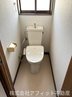 【トイレ】 | クィーンズヴィラ　A棟 | 温水洗浄暖房便座　※左右反転イメージです