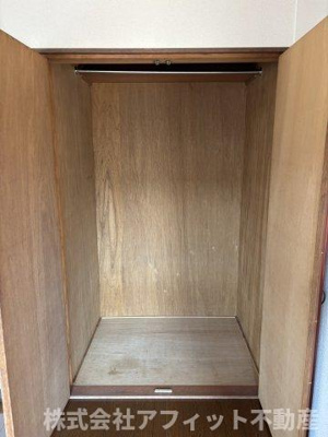 【収納】 | クィーンズヴィラ　A棟 | 洋室6帖の収納　※左右反転イメージです