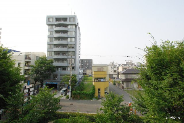 ファミールハイツ北大阪3号棟のバルコニー