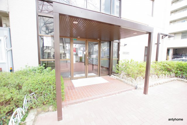 ファミールハイツ北大阪3号棟のエントランス