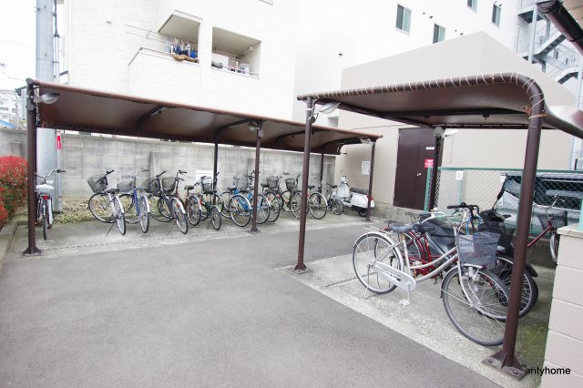 ファミールハイツ北大阪3号棟の駐車場