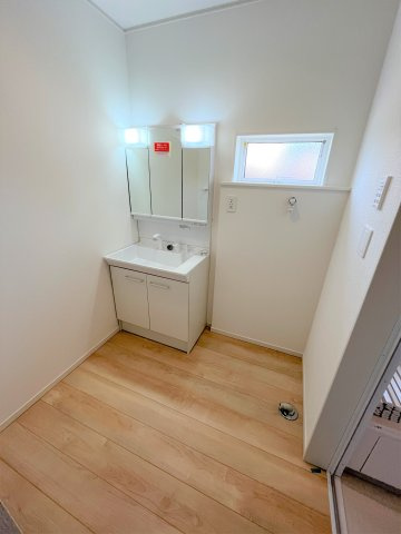 【洗面所】 | 仲介手数料無料！厚狭小学校に通える新築戸建　山陽小野田市鴨庄　第９－１号棟　クレイドルガーデン　アーネストワン | シャンプードレッサーはシャワーヘッドが伸びるタイプ