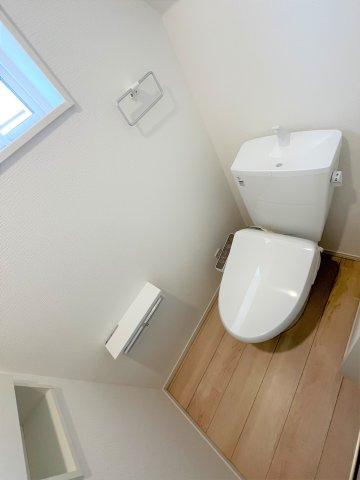 【トイレ】 | 仲介手数料無料！厚狭小学校に通える新築戸建　山陽小野田市鴨庄　第９－１号棟　クレイドルガーデン　アーネストワン | シャワートイレは節水型タイプ。１階と２階の２カ所あります