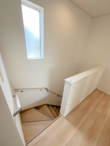 【その他】 | 仲介手数料無料！厚狭小学校に通える新築戸建　山陽小野田市鴨庄　第９－１号棟　クレイドルガーデン　アーネストワン | 階段には手すりも付いて安心ですね。