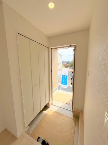 【玄関】 | 仲介手数料無料！厚狭小学校に通える新築戸建　山陽小野田市鴨庄　第９－１号棟　クレイドルガーデン　アーネストワン | 玄関には大型の下駄箱も設置。ブーツも楽々入ります。