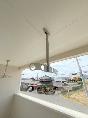 【バルコニー】 | 仲介手数料無料！厚狭小学校に通える新築戸建　山陽小野田市鴨庄　第９－１号棟　クレイドルガーデン　アーネストワン | バルコニーには物干しも付いています