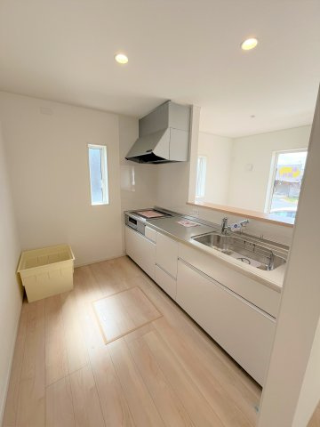 【キッチン】 | 仲介手数料無料！厚狭小学校に通える新築戸建　山陽小野田市鴨庄　第９－１号棟　クレイドルガーデン　アーネストワン | 使い勝手の良いシステムキッチンで楽しくクッキング♪