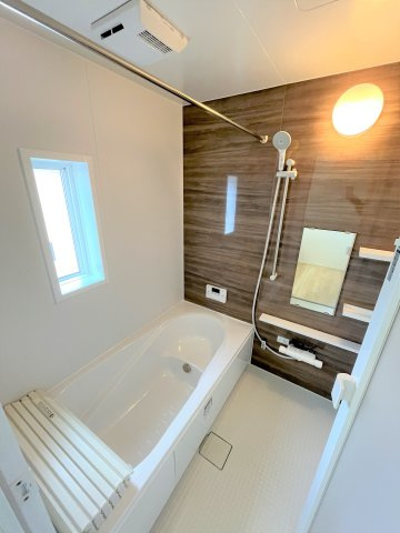 【浴室】 | 仲介手数料無料！厚狭小学校に通える新築戸建　山陽小野田市鴨庄　第９－１号棟　クレイドルガーデン　アーネストワン | １坪タイプのゆったりとしたお風呂