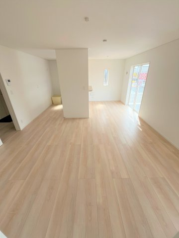 【居間・リビング】 | 仲介手数料無料！厚狭小学校に通える新築戸建　山陽小野田市鴨庄　第９－１号棟　クレイドルガーデン　アーネストワン | ゆったりとしたリビングは家族の団らんがはずみますね♪