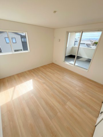 【洋室】 | 仲介手数料無料！厚狭小学校に通える新築戸建　山陽小野田市鴨庄　第９－１号棟　クレイドルガーデン　アーネストワン | ２面採光の明るいお部屋で健やかな毎日