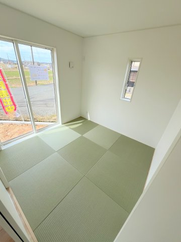 【和室】 | 仲介手数料無料！厚狭小学校に通える新築戸建　山陽小野田市鴨庄　第９－１号棟　クレイドルガーデン　アーネストワン | リビングにつながる和室は落ち着いた雰囲気を醸し出します