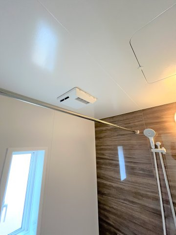 【浴室】 | 仲介手数料無料！厚狭小学校に通える新築戸建　山陽小野田市鴨庄　第９－１号棟　クレイドルガーデン　アーネストワン | 浴室内乾燥機付き！雨の日のお洗濯物も乾かせます。