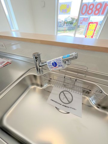 【キッチン】 | 仲介手数料無料！厚狭小学校に通える新築戸建　山陽小野田市鴨庄　第９－１号棟　クレイドルガーデン　アーネストワン | ビルトインタイプの浄水器付！ホースのように伸びるからお掃除も楽々