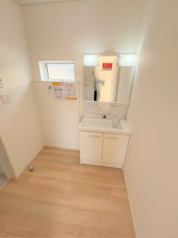 【洗面所】 | 仲介手数料無料！厚狭小学校に通える新築戸建　山陽小野田市鴨庄　第９－２号棟　クレイドルガーデン　アーネストワン | シャンプードレッサーはシャワーヘッドが伸びるタイプ